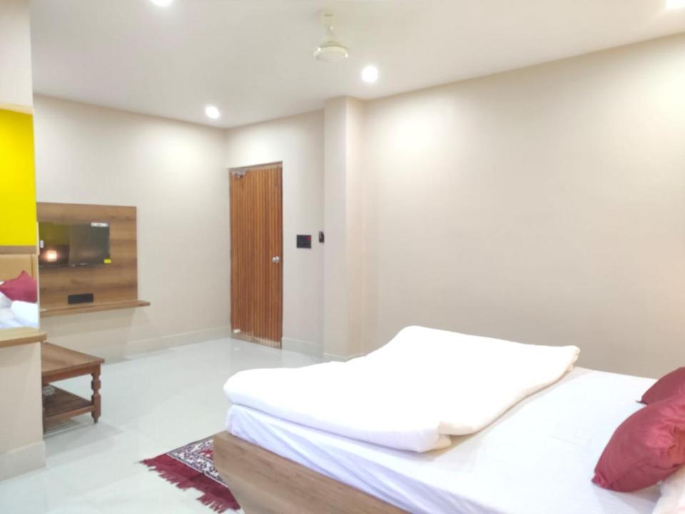 Hotel Vaishnavi Near Baba Dham Temple Деогарх Экстерьер фото